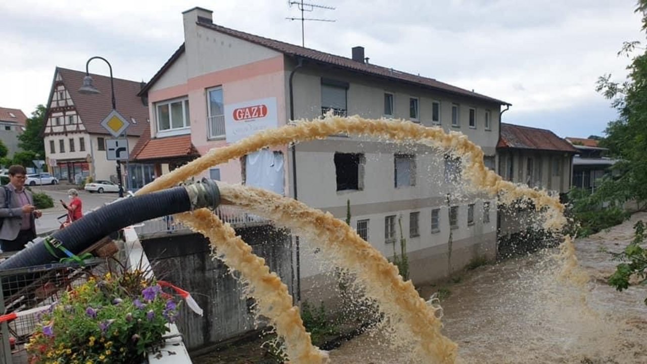 Abpumparbeiten nach dem Unwetter in Dußlingen