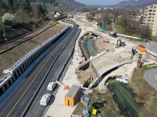 Eine Straßenbaustelle neben einem Bach.