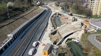 Eine Straßenbaustelle neben einem Bach.
