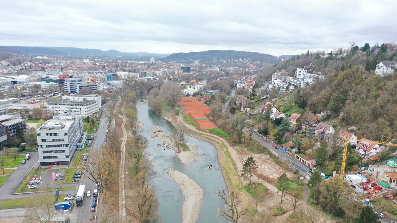 Das Foto zeigt eine Luftaufnahme vom Flusspark Neckaraue Tübingen 