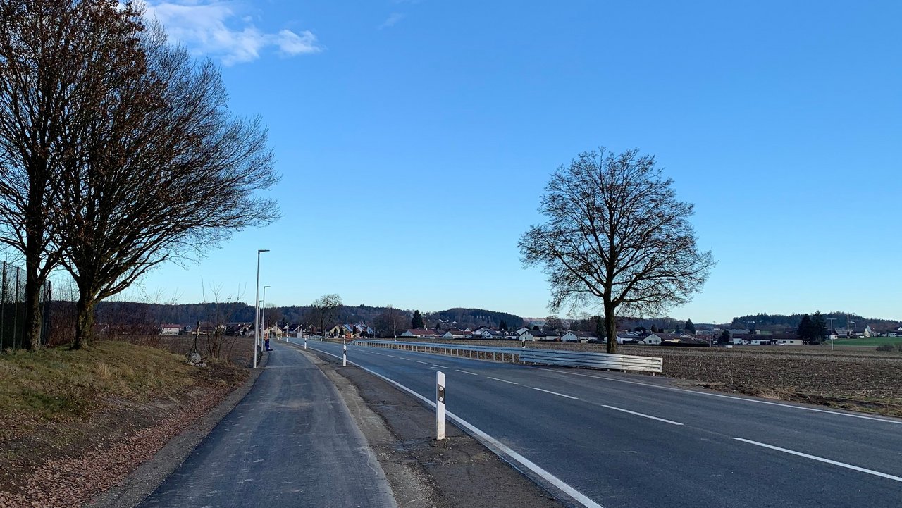 Das Foto zeigt die frisch asphaltierte L 285 und den neuen Geh- und Radweg. Im Hintergrund sieht man Reute.
