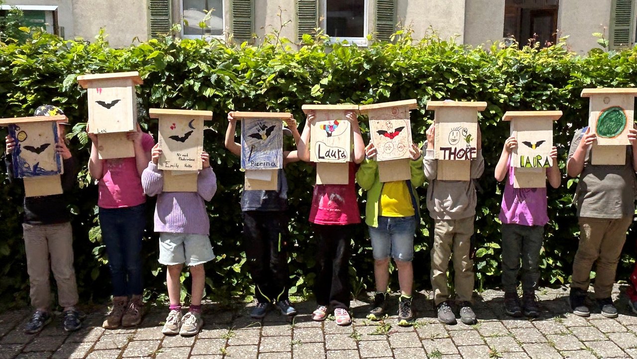 Das Bild zeigt eine Gruppe von Kindern mit ihren gebastelten Fledermausbetten.