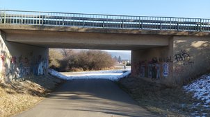Eine Straßenbrücke von unten