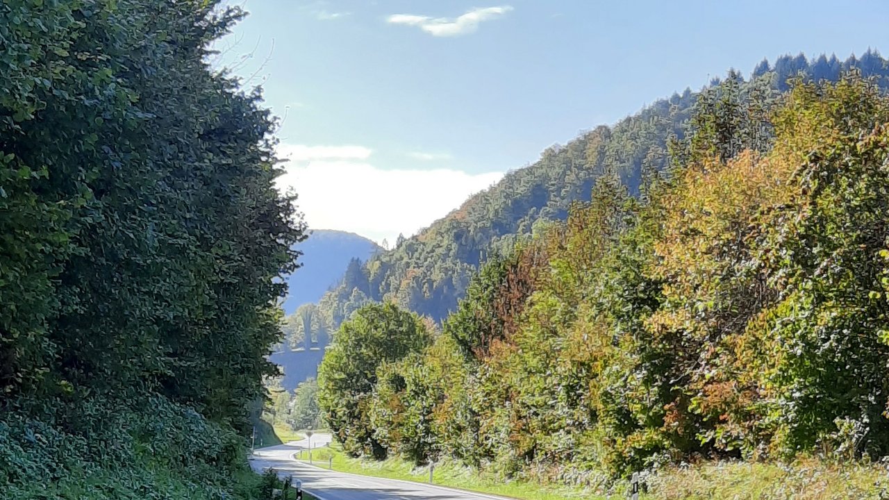 Blick auf einen kurvigen Teil der L 211 zwischen Bad Urach und Grabenstetten