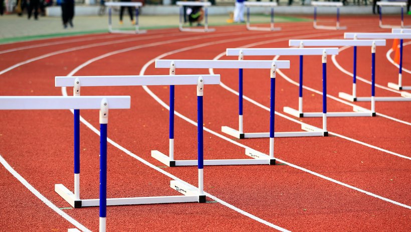 Fünf Hürden auf einer Tartanbahn