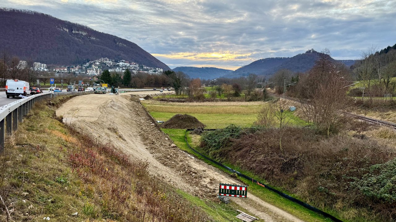 Das Foto zeigt die B 28 Anschluss Bleiche. Im Hintergrund sieht man Dettingen an der Erms. Rechts eine Bahnlinie.