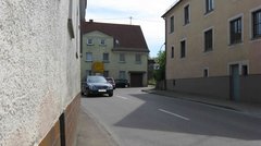 Eine enge Straße in einem Ort, Häuser stehen sehr dicht an den Straßenrand gedrängt