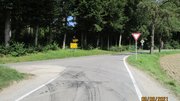 Straße neben einem Wald
