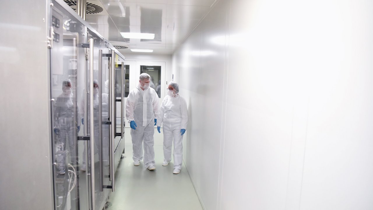 Zwei Kontrolleure im Reinraum des Labors
