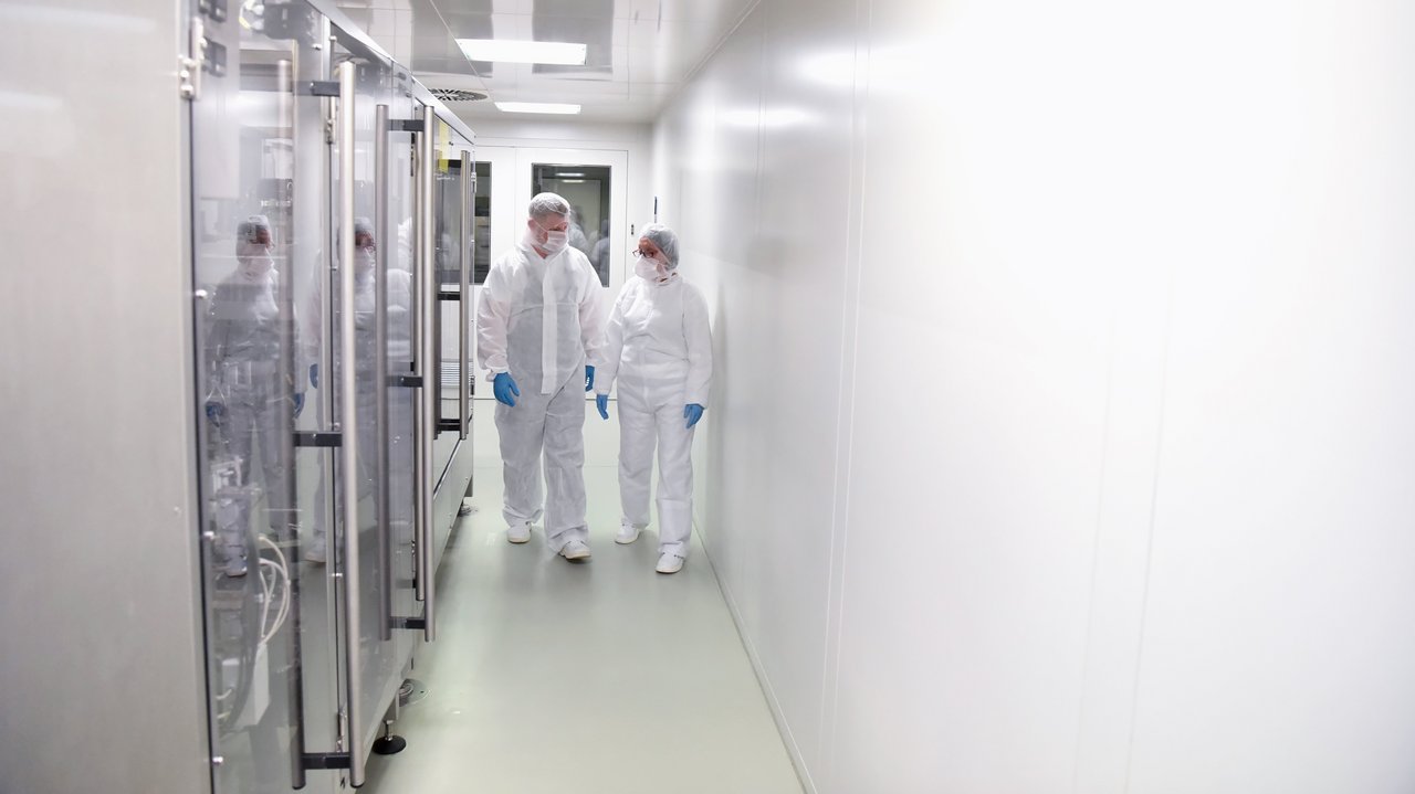 Zwei Kontrolleure im Reinraum des Labors