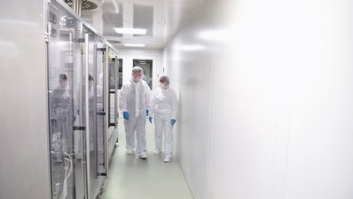 Zwei Kontrolleure im Reinraum des Labors