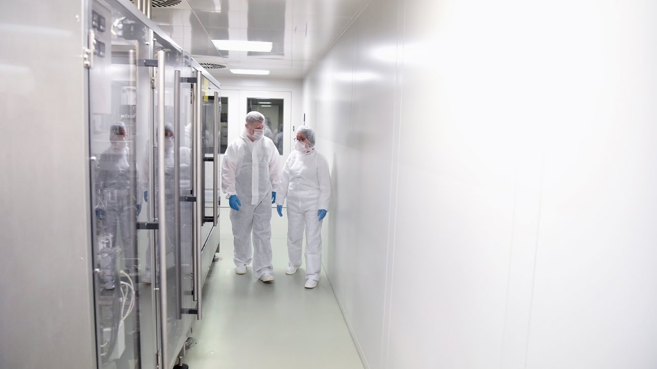 Zwei Kontrolleure im Reinraum des Labors