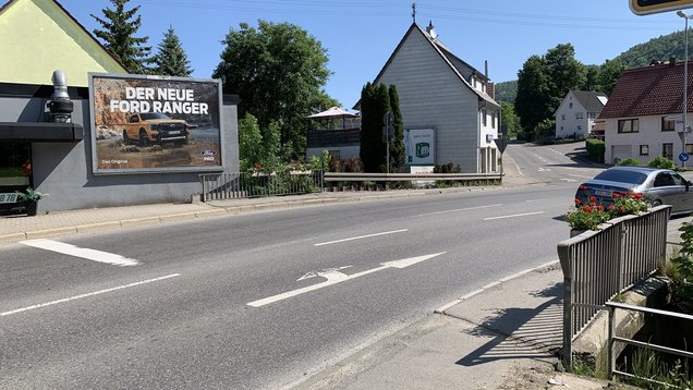 Die Brücke über den Meßstetter Talbach aus Sicht der Verkehrsteilnehmer Eine Straße, rechts im Bild ein circa 5 Meter langes Geländer
