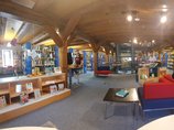 Stadtbücherei Biberach - Innenaufnahme Obergeschoß Rundumblick im Obergeschoß der Stadtbücherei Biberach mit Sitzmöbeln, Buchregalen und Fachwerkbalken