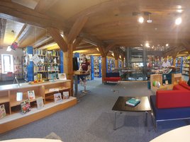 Rundumblick im Obergeschoß der Stadtbücherei Biberach mit Sitzmöbeln, Buchregalen und Fachwerkbalken