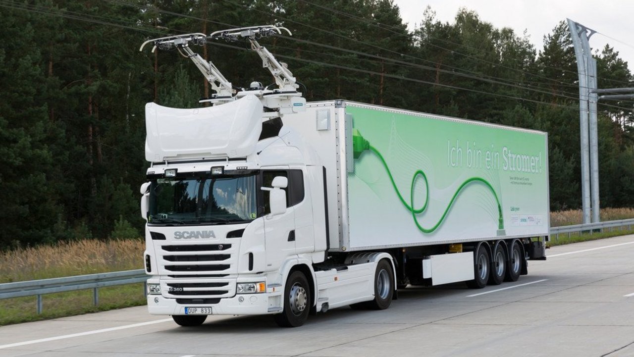Man sieht einen LKW, der an einer Oberleitung geführt wird