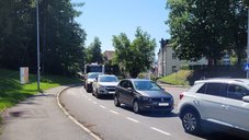 Blick vom Bahnuebergang in Richtung Gegenbaurstrasse (© Regierungspräsidium Tübingen) Eine STraße, auf der mehrere Autos dicht an dicht stehen
