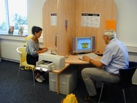 Gemeindebücherei Heroldstatt - eine Frau und ein Mann am PC