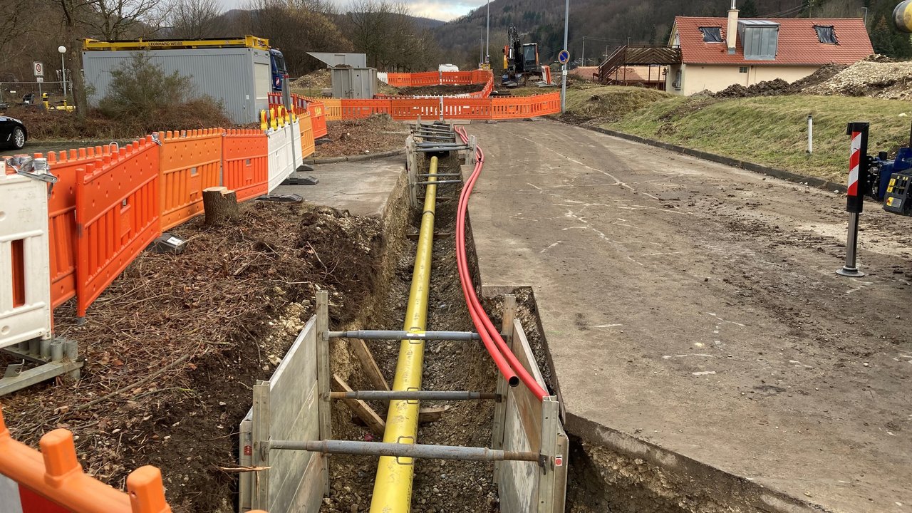 Das Foto zeigt die Verlegung einer Gasdruckleitung in Bad Urach