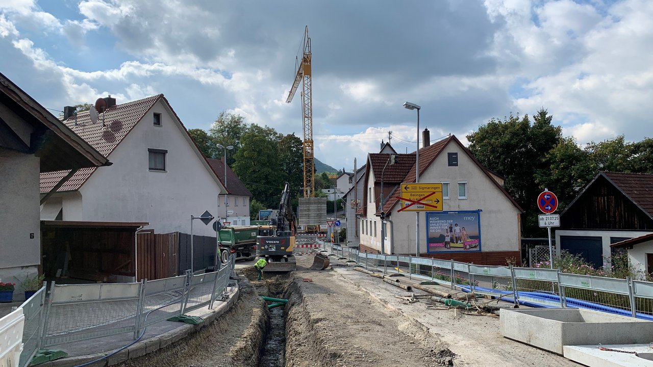 Das Foto zeigt die aktuellen Arbeiten in der Höristraße in Albstadt-Lautlingen. Mehrer Baustellenfahrzeuge und die aufgekrabene Straße.