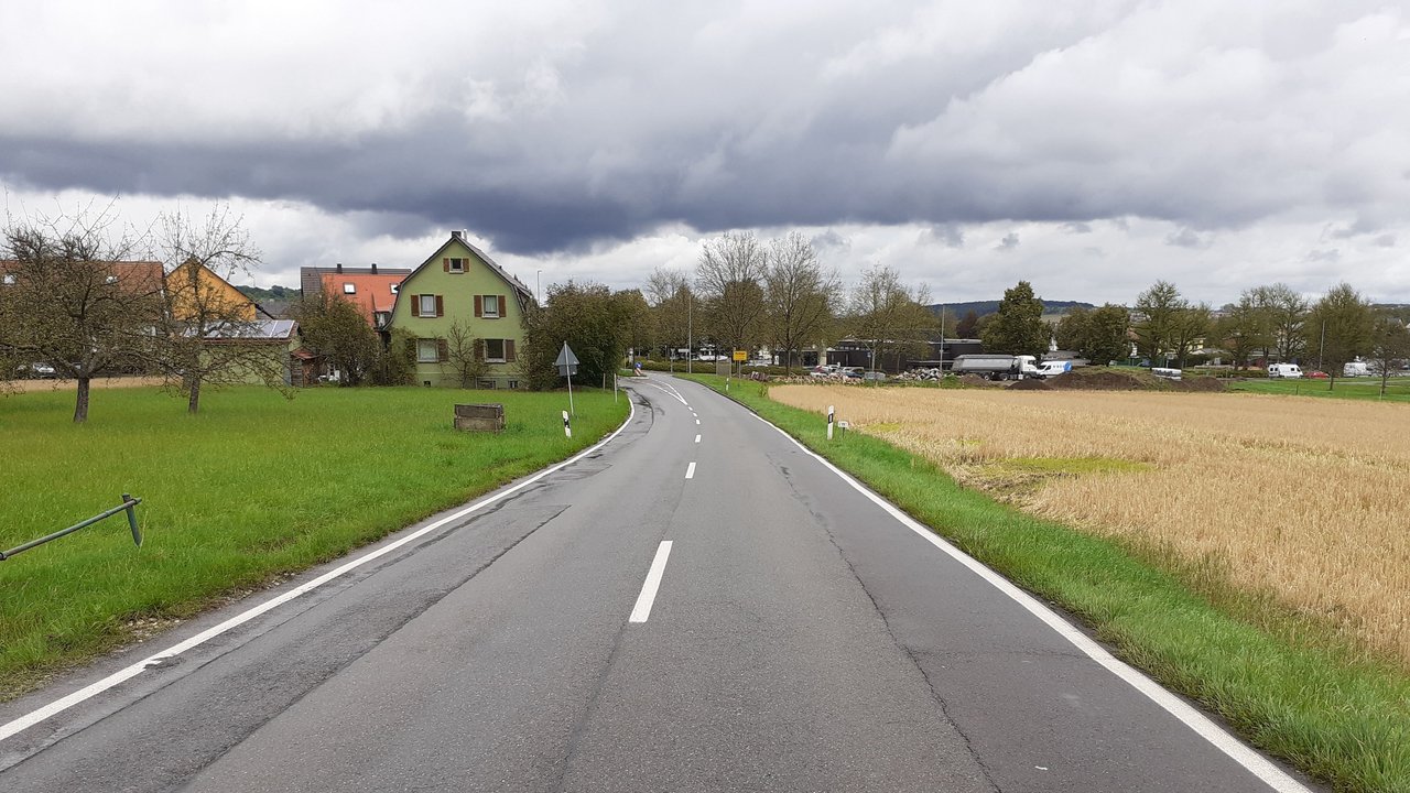 L 378 von Reutlingen-Rommelsbach nach Reutlingen-Oferdingen; im Hintergrund Oferdingen