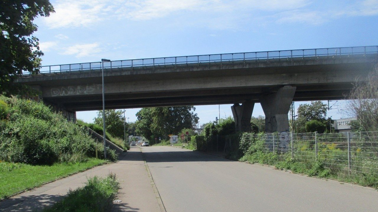 Bahnbrücke im Verlauf der L 1208 in Tübingen 