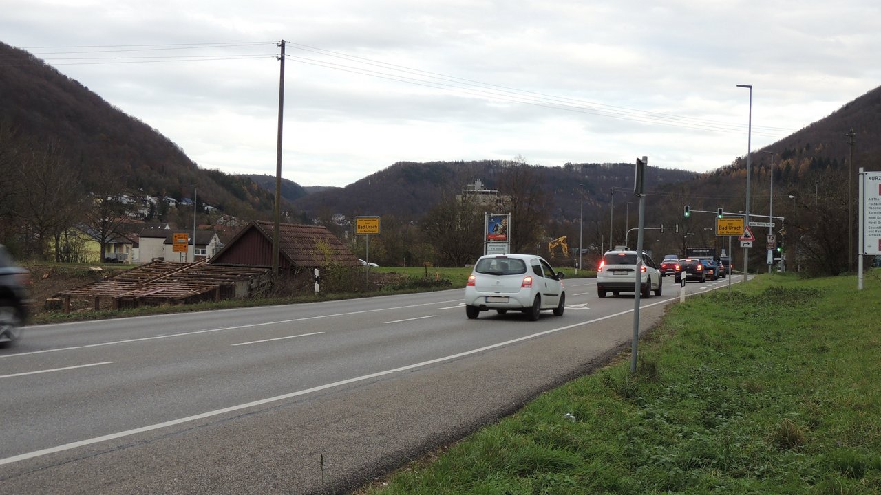 Das Foto zeigt diea befahrene B 28 in Bad Urach 