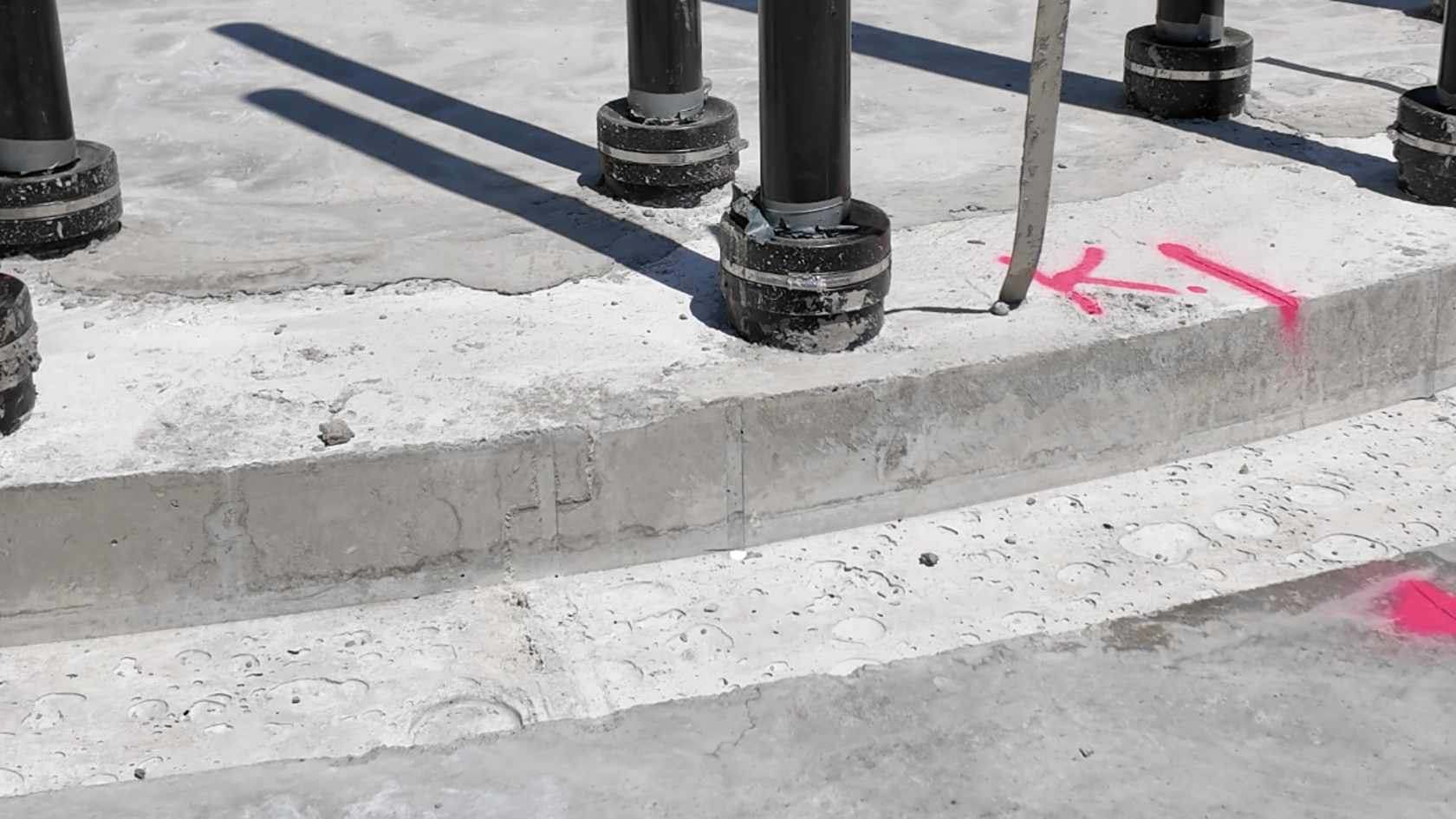 Gewindehülse Man blickt auf eine kleine, etwa 5 cm runde Gewindehülse im Betonboden.