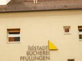 Stadtbücherei Pfullingen - Logo Logo der Stadtbücherei Pfullingen an der Aussenfassade
