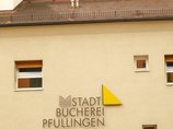Stadtbücherei Pfullingen - Logo Logo der Stadtbücherei Pfullingen an der Aussenfassade