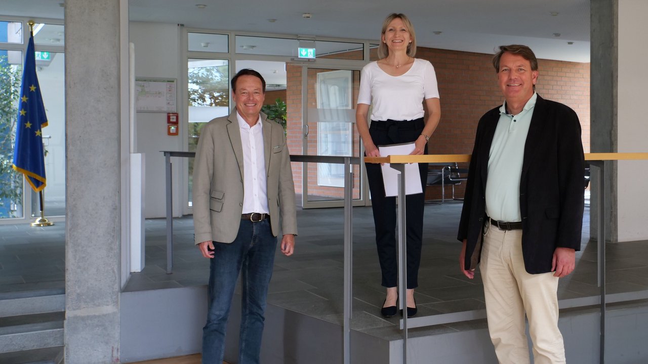 Das Foto zeigt v. l. n. r. Regierungspräsident Klaus Tappeser, Referatsleiterin Tanja Breymaier, Abteilungspräsident Stefan Czarnecki im Foyer des RP Tübingen