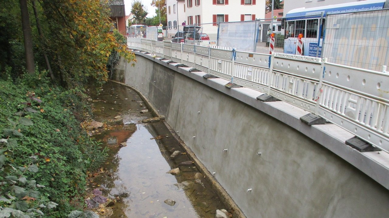 Man blickt auf den Eierbach und die Stützwand entlang der L 382 in Pfullingen