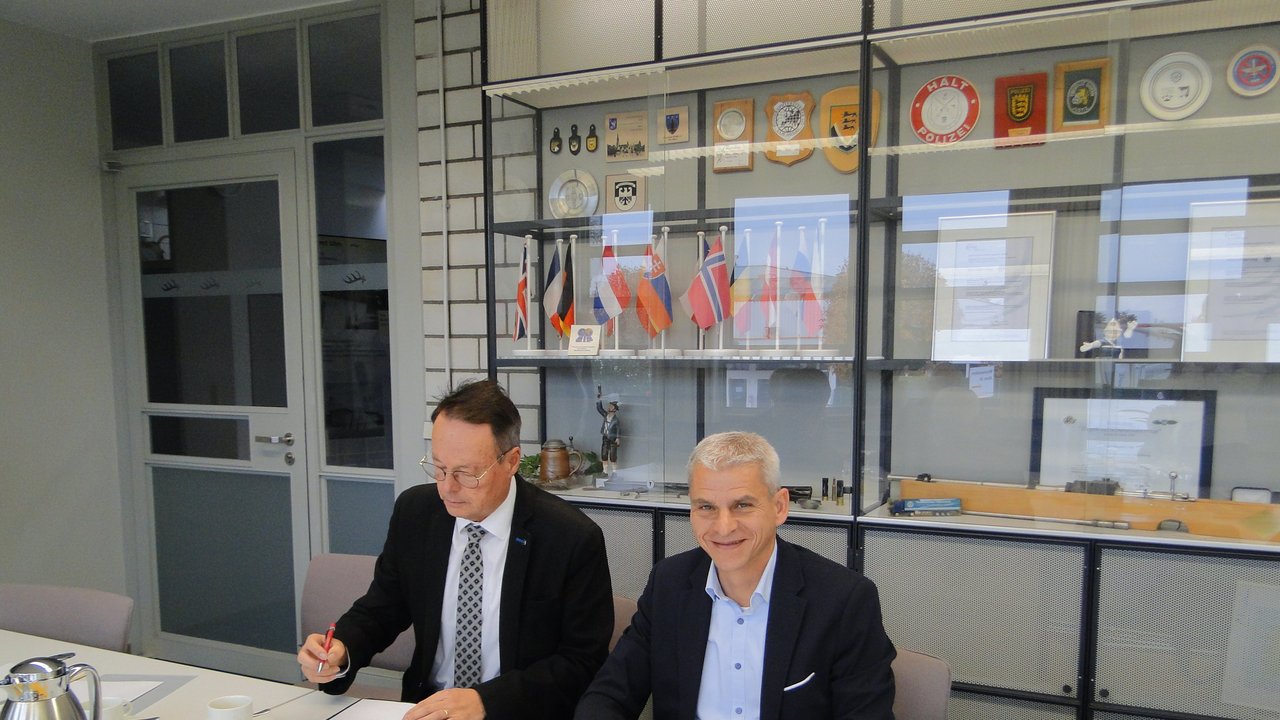 Das Foto zeigt Regierungspräsident Klaus Tappeser und Staatssekretär Dr. Patrick Rapp bei der Unterzeichnung der gemeinsamen Zielvereinbarung