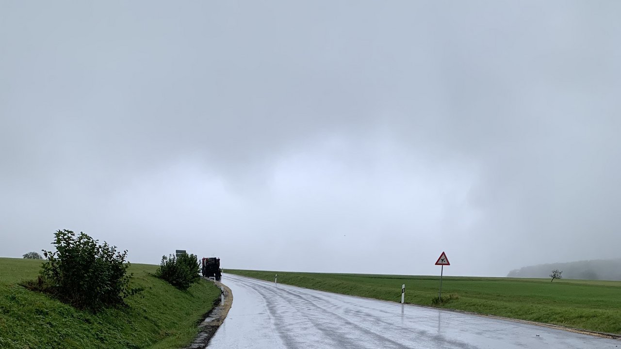 Das Foto zeigt die neue Fahrbahn der L 250 Hülben