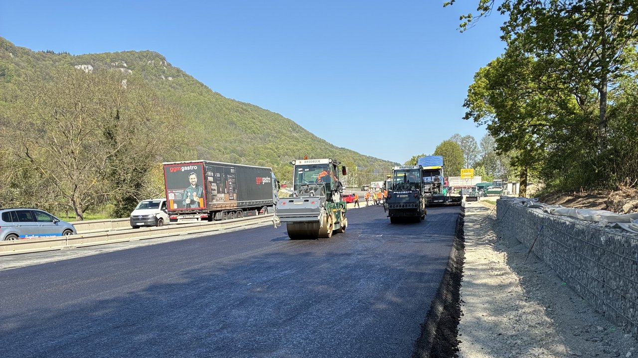 Das Foto zeigt die B 28 Anschluss Bleiche. Eine Seite ist befahrbar und man sieht einige Fahrzeuge. Die andere Seite ist frisch asphaltiert und wird von 2 Bausellenwalzen eben gewalzt.