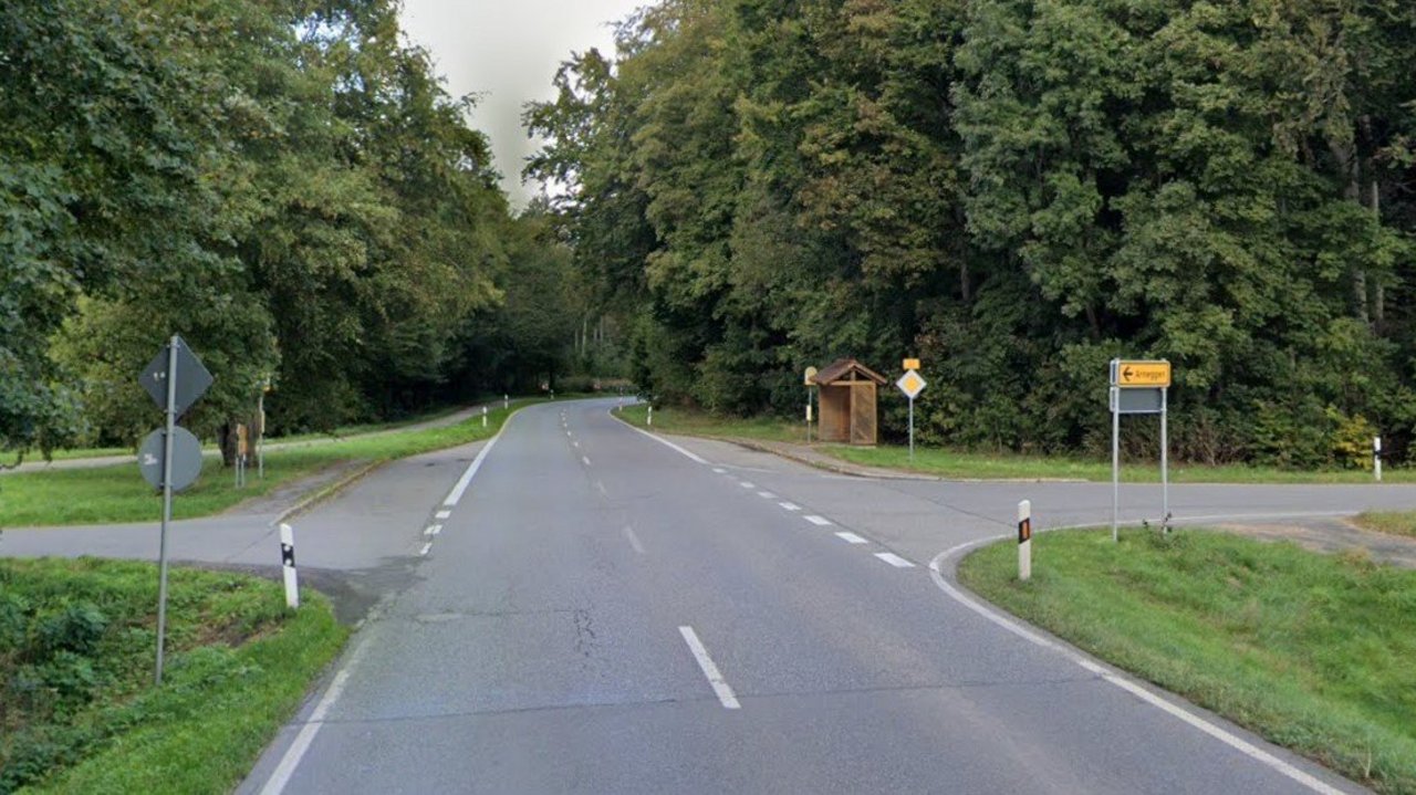 Blick auf eine Straße mit Fahrbahnschäden