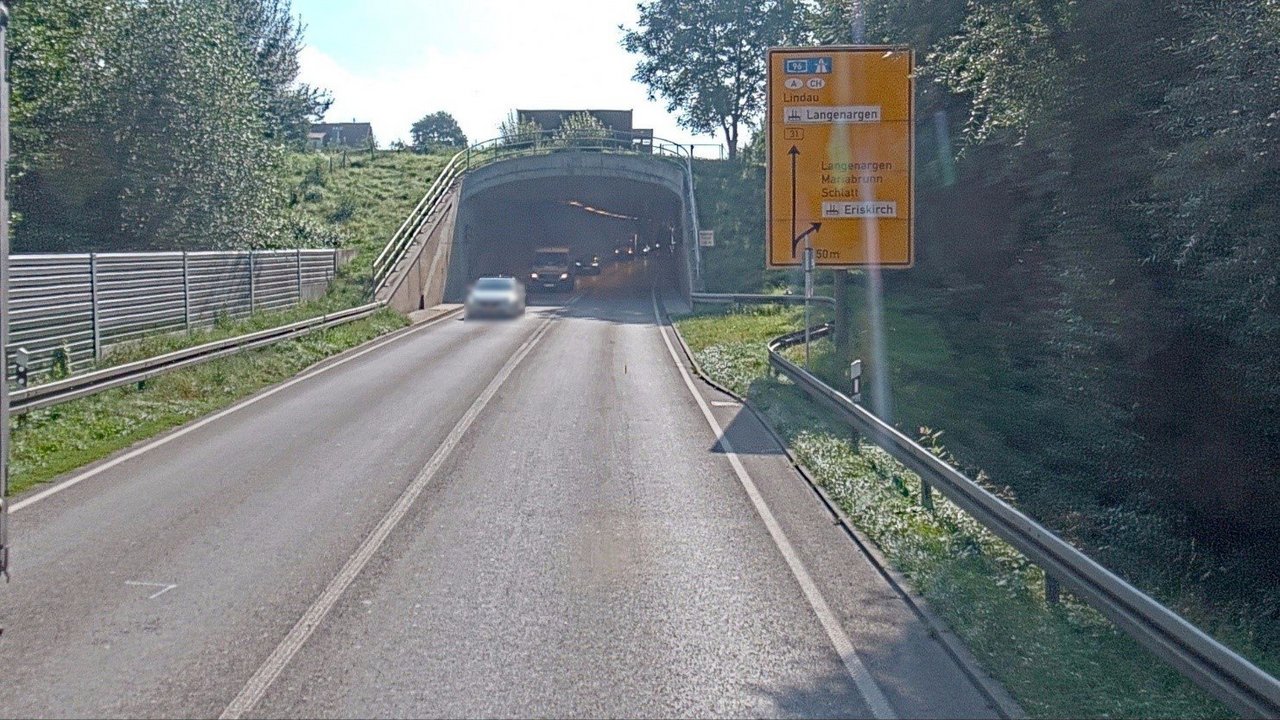 Blick auf einen Tunnel auf der B 31 zwischen Eriskirch und Kressbronn. Straßenschilder und Autos, die aus dem Tunnel kommen
