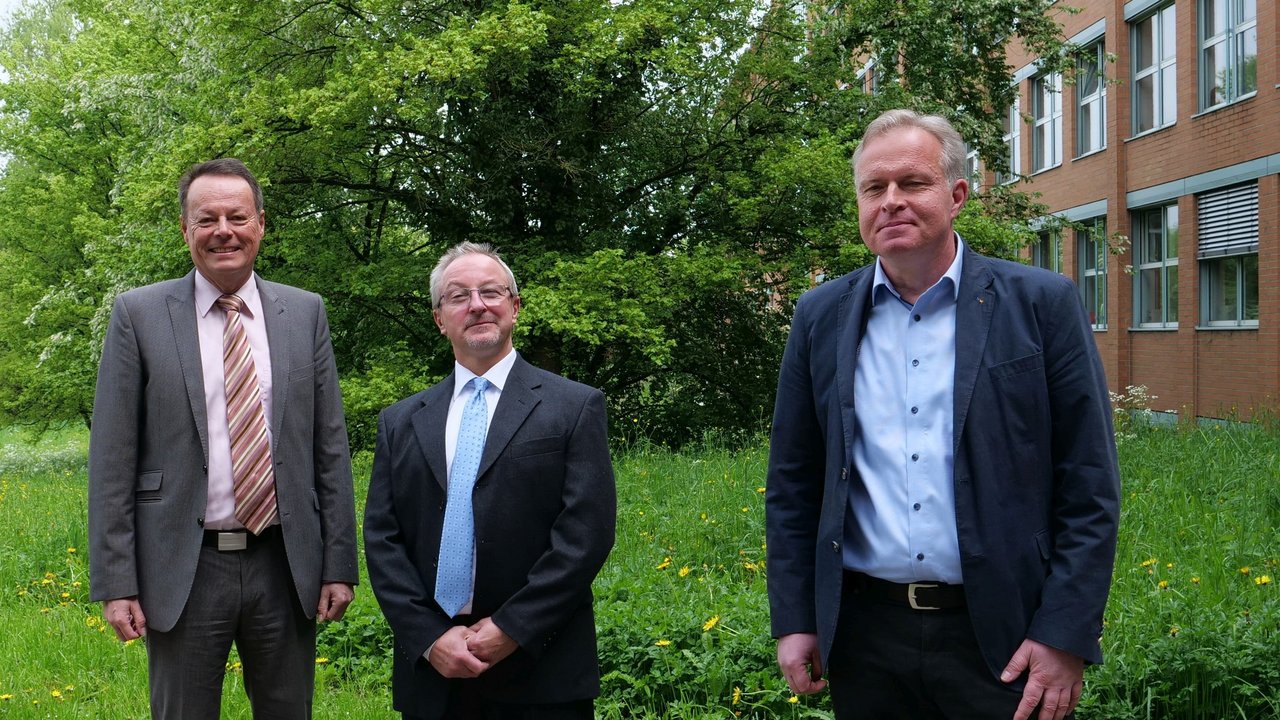 Das Bild zeigt v. l. n. r. Regierungspräsident Klaus Tappeser, Referatsleiter Dr. Herbert Kemmer, stellvertretender Abteilungspräsident Michael Bilger.