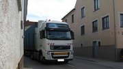 Ortsdurchfahrt 2016 - L 1165 Breitinger Straße Eine enge Straße in einem Ort, Häuser stehen sehr dicht an den Straßenrand gedrängt. Ein LKW füllt die Engstelle fast komplett aus.