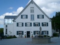 Rathausgebäude mit Gemeindebücherei Waldburg