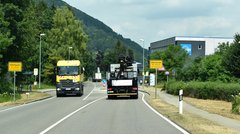 Eine Straße mit starkem Verkehr, die durch einen Ort läuft