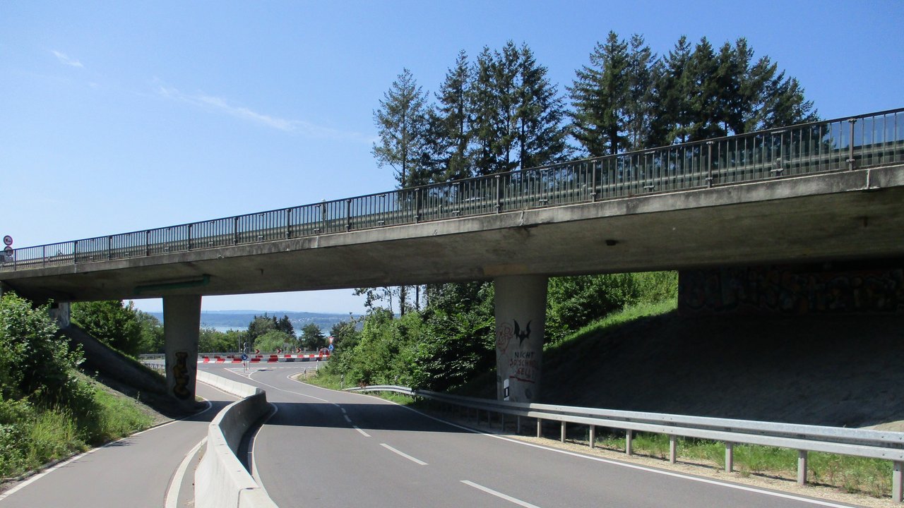 Das Bild zeigt die Brücke über die Rengoldshauserstrasse