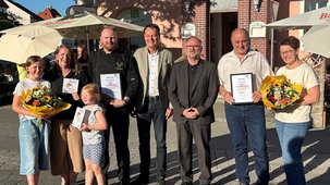 Das Foto zeigt die Preisträger mit Regierungspräsident Klaus Tappeser und Karlheinz Geppert. Die einzelnen Personen von links nach rechts: Anja Markert und Daniel Markert, Gasthaus Hirsch, Regierungspräsident Klaus Tappeser, Karlheinz Geppert, Reinhard Mayer und Daniela Mayer, Gasthaus Adler.