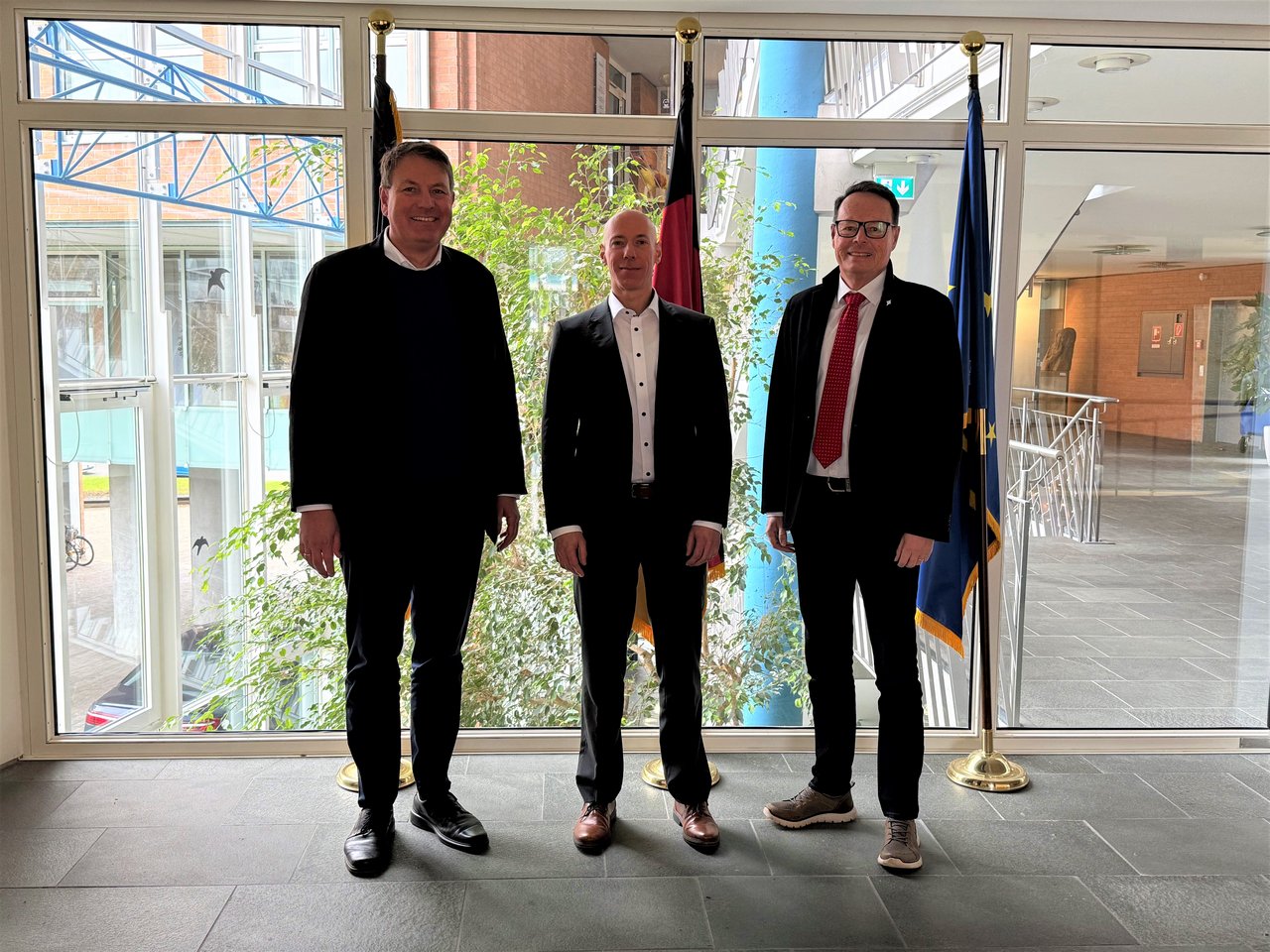 Das Foto zeigt Abteilungspräsident Stephan Czarnecki, neuer Referatsleiter Chemikaliensicherheit - Heiko Herbrand, Regierungspräsident Klaus Tappeser im Foyer des RP Tübingen