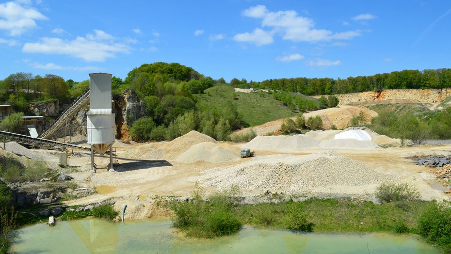 Kieswerk Kieserk mit Baggersee im Vordergrund