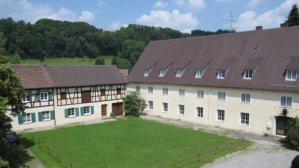 Eberhardzell, Zehntscheuer mit Platz vor der Sanierung