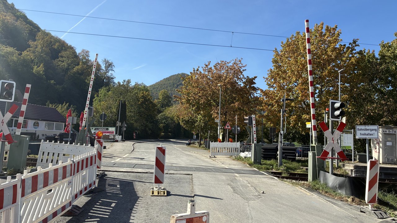 Das Foto zeigt den Bahnübergang „Wasserfall“ in Bad Urach. Auf der linken Seite sieht man Absperrungen.