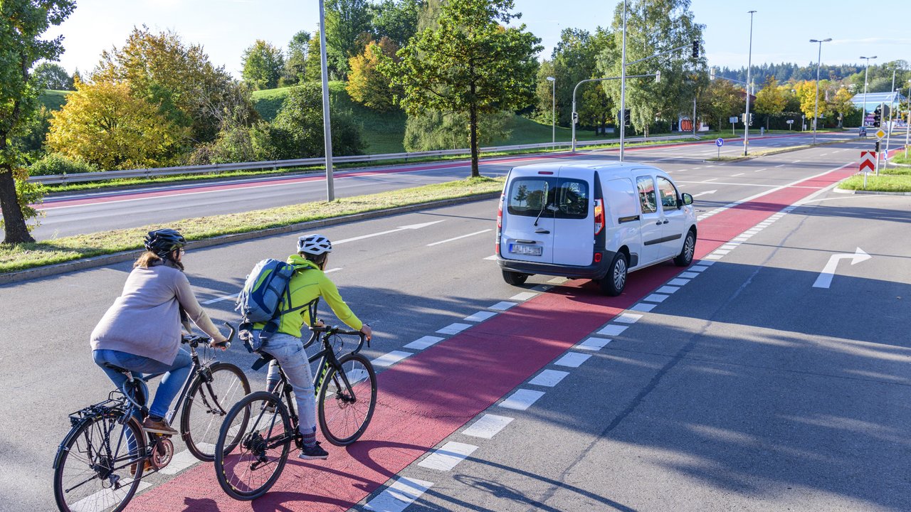 Verkehrssituation mit Auto und Radfahrer