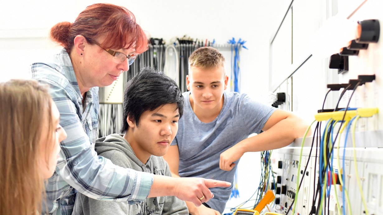 Lehrerin mit Berufsschülern