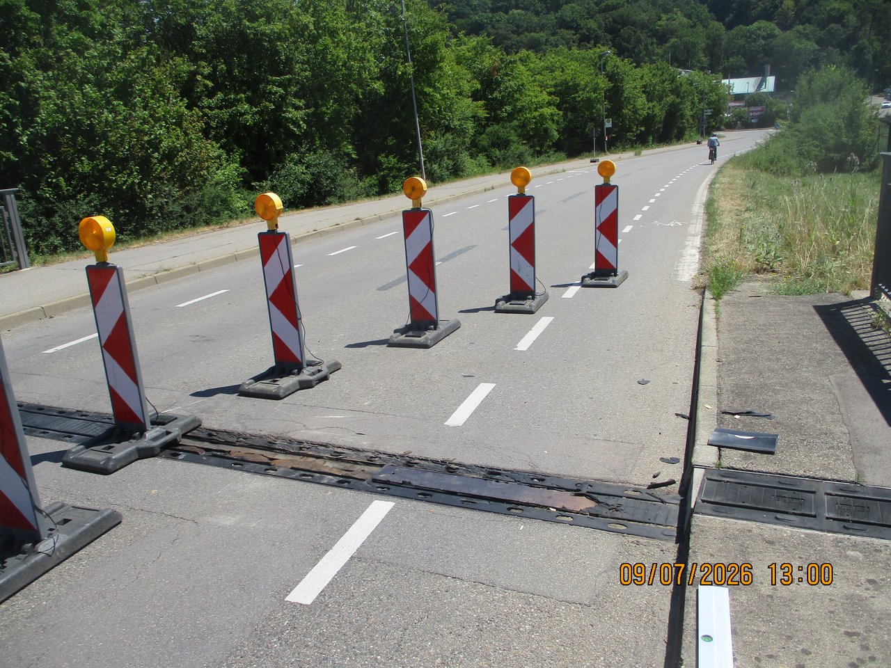 Das Bild zeigt eine beschädigte und abgesperrte Fahrbahn.